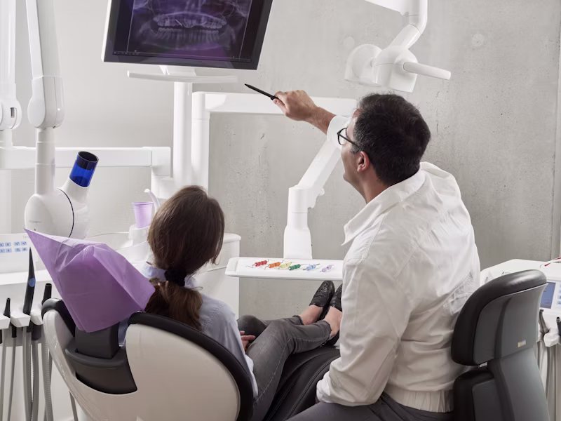 Dente 11 con frattura incisale visibile
